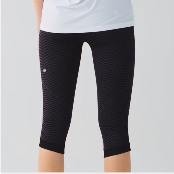 🎉HP🎉NWT Lululemon In The Flow Crop Blue Chevron - Picture 2 of 8